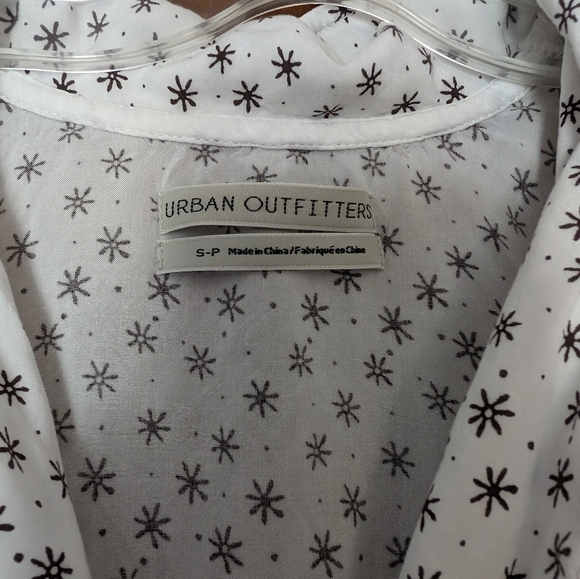 Urban Outfitters Cropped Button Up - Picture 2 of 4